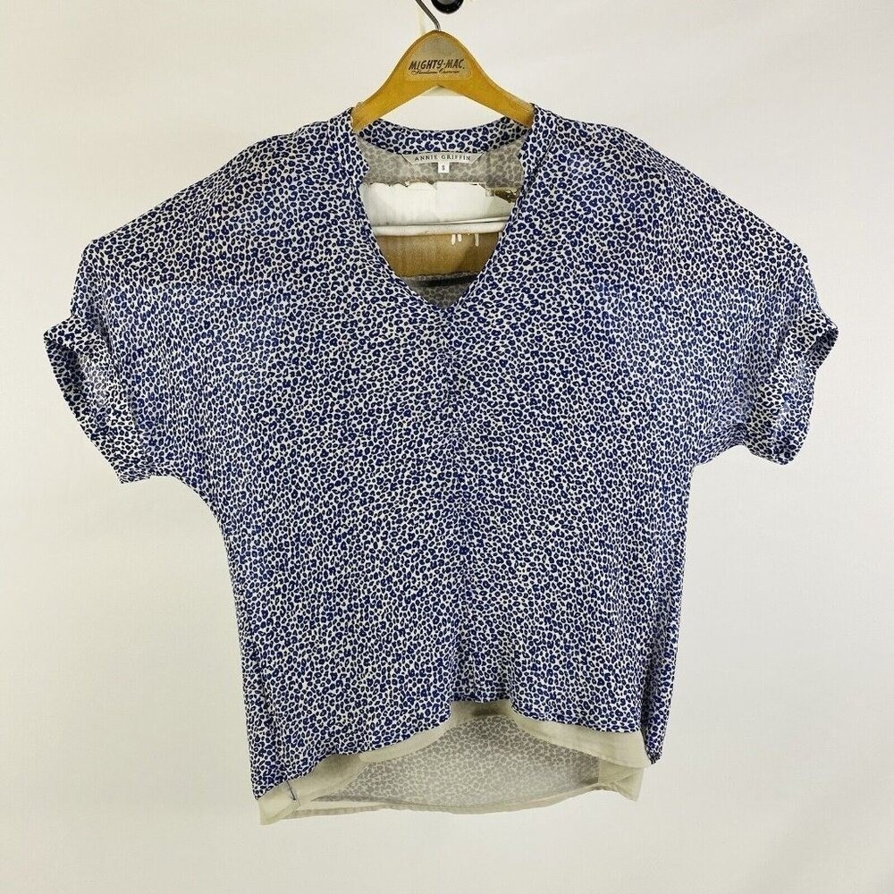 Annie Griffin Grey Blue Cheetah Print S/S Pure Silk Womens V Neck Shirt Small S